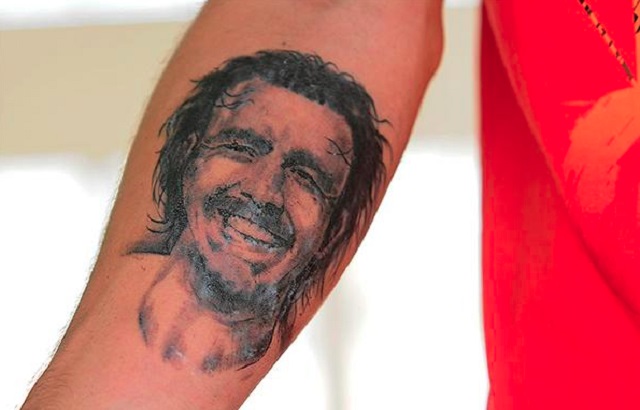 FOTO: Tattoo soigralčevega obraza na roki!